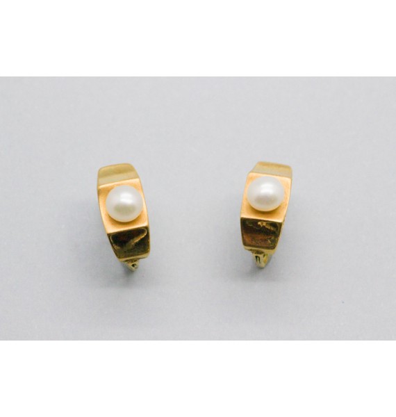 18Kt Yellow Gold Pearl Earrings