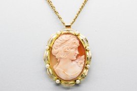 Colgante Cameo con Perlas en Oro de 18 Quilates