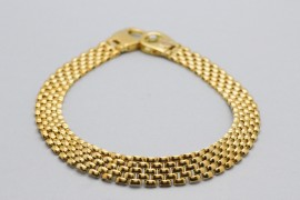 Men's 18Kt yellow gold bracelet with a rolex design measuring 20cm in length, 9mm in width and fitted with a lobster clasp. 