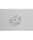 Anillo en Plata de Ley con Centro de un Triángulo