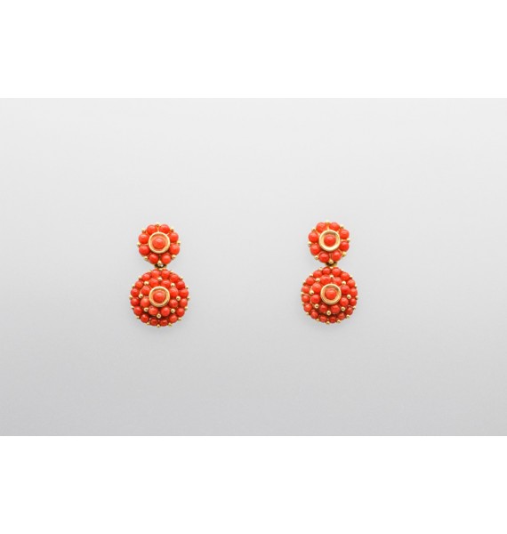 18Kt Yellow Gold Earrings Decorated with Red Coral Gemstones