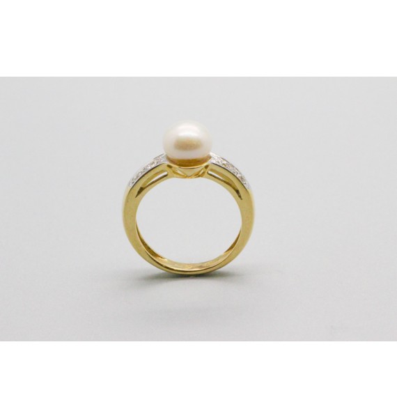 Anillo en Oro de 18Kt con un Centro de Perla y Circonitas