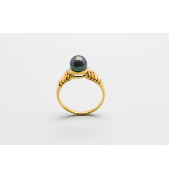 Anillo en Oro de 18Kt con un Centro de Perla y Diamantes