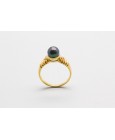 Anillo en Oro de 18Kt con un Centro de Perla y Diamantes