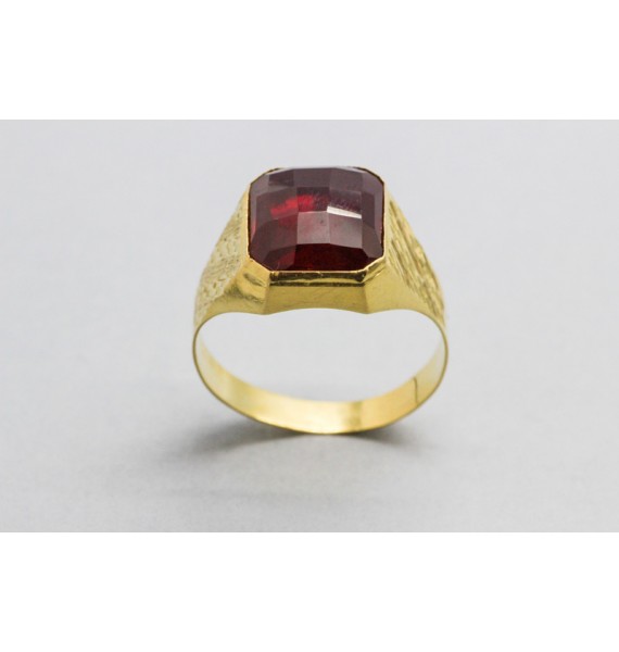 18Kt Yellow Gold Men's Ring with a Ruby Centre