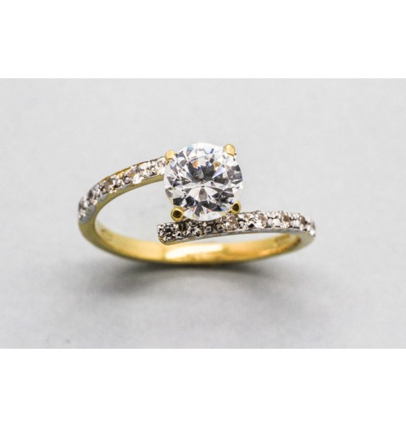 Anillo en Oro de 18 Quilates Decorado con Circonitas