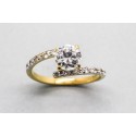 Anillo en Oro de 18 Quilates Decorado con Circonitas