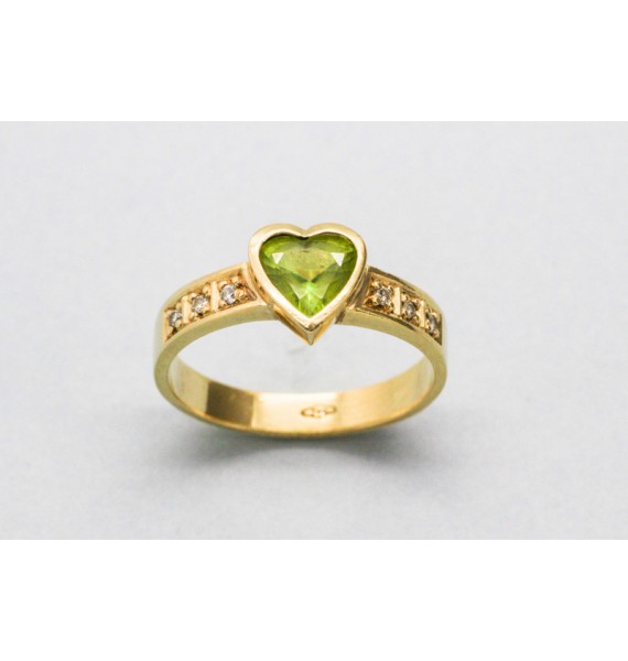 Anillo en Oro de 18Kt con un Centro de Esmeralda y Diamante