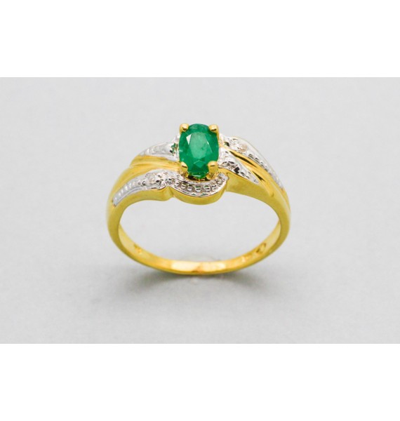 18Kt Yellow Gold Solitaire Ring with an Emerald & Diamonds