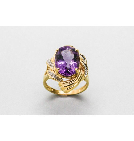 18Kt Yellow Gold Ring with An Amethyst Centre & Diamonds