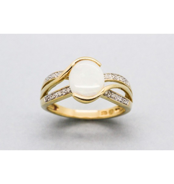 14Kt Yellow Gold Ring with an Opal Centre Stone and Diamonds