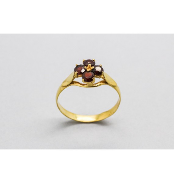 18Kt Yellow Gold Ring Decorated with Garnet Gemstones