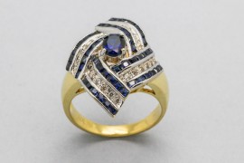 Anillo en Oro de 18 Quilates con Zafiros Azules y Circonitas