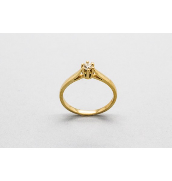 Solitario en Oro de 18 Quilates con un Centro de Diamante