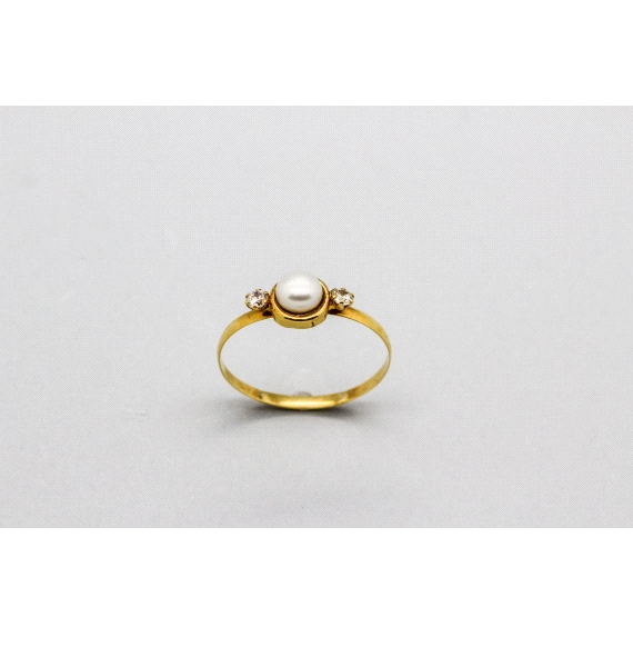 18Kt Yellow Gold Ring with a Pearl Center and Cubic Zirconia
